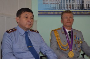 олимпийский чемпион Винокуров и начальник ДВД СКО Урумханов